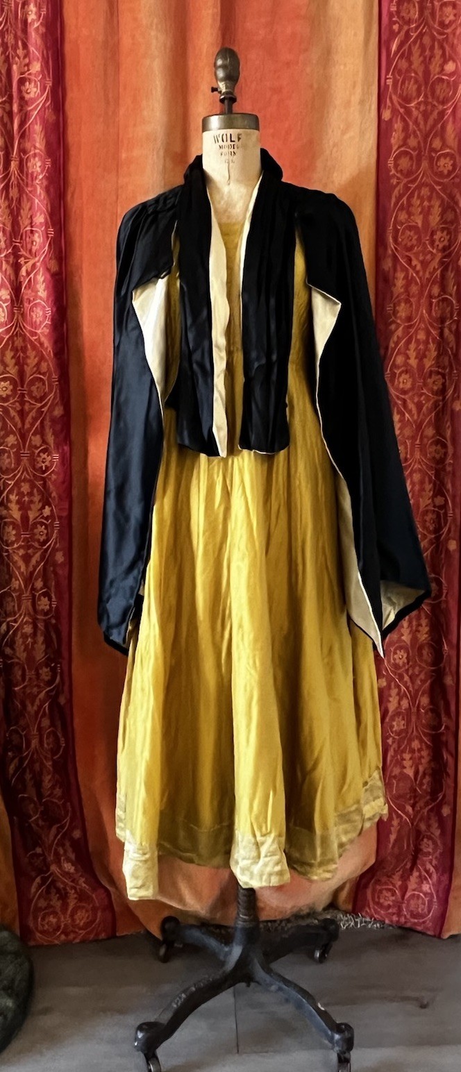 RARE VINTAGE 1920&rsquo;S BLACK FINE SILK OPERA CAPE