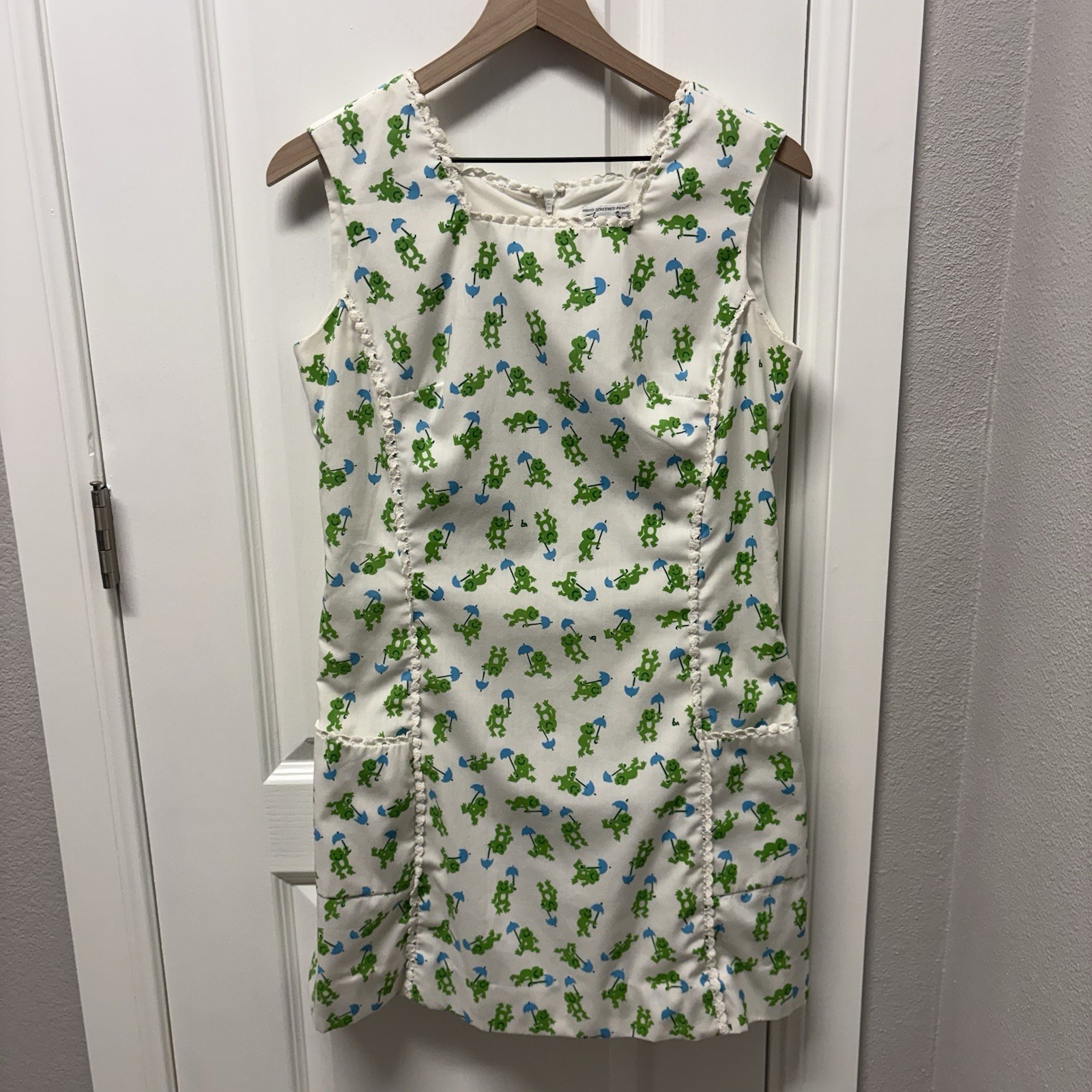 The Vested Gentress Dress Size 8 Vintage 1960s Shift Frogs With Umbrella Print