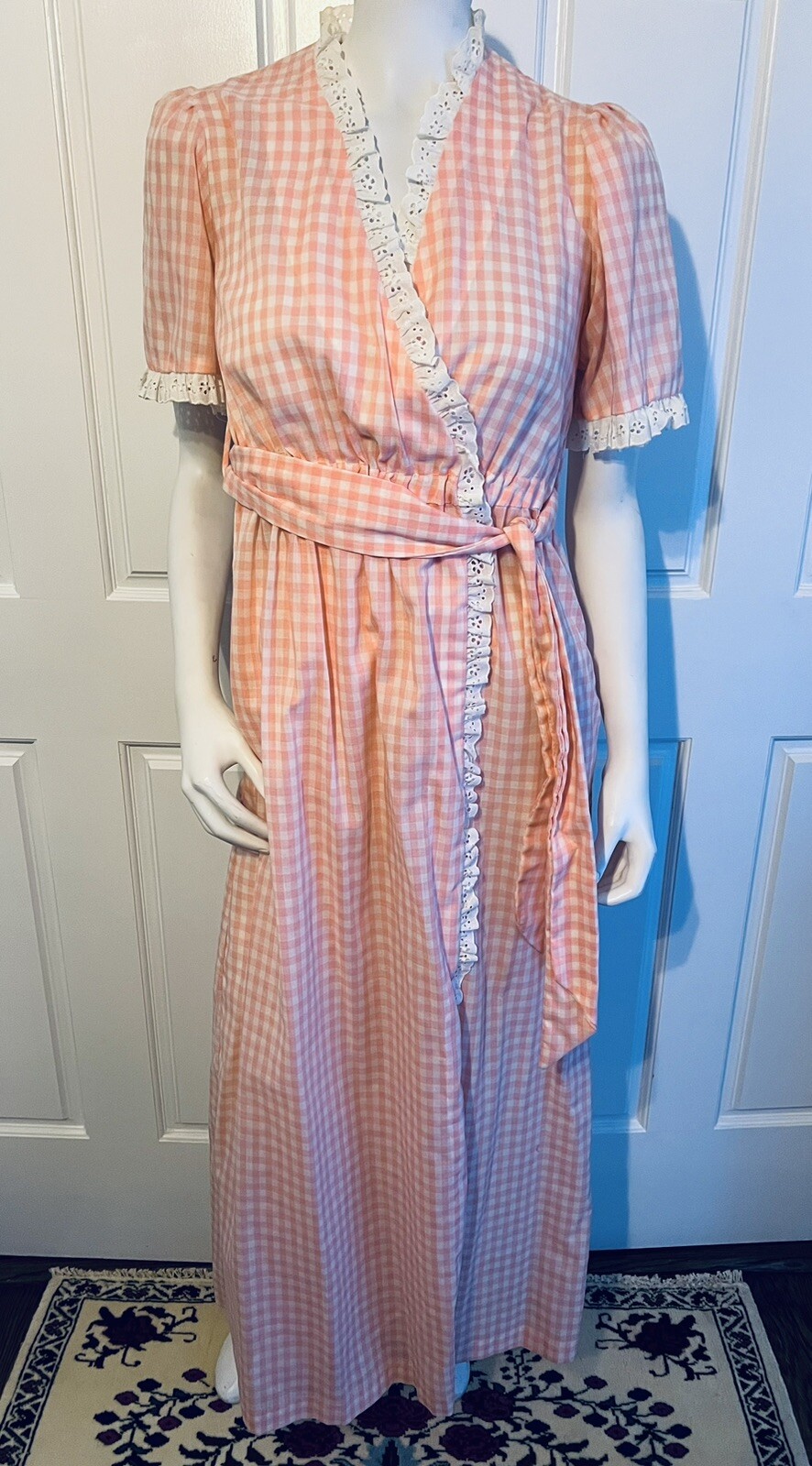 Vintage 1970&rsquo;s Junior Loungees Pink White Gingham Eyelet Trim Cotton Robe XS/S