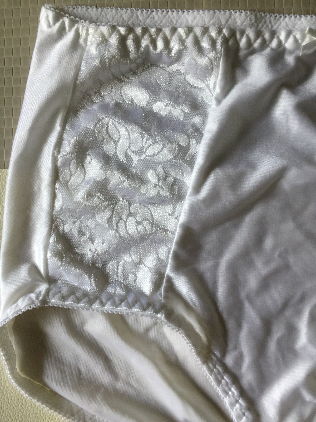 White Sateen Finish Stretch Moderete Control Bali Panties Briefs Size 6 M 32 34