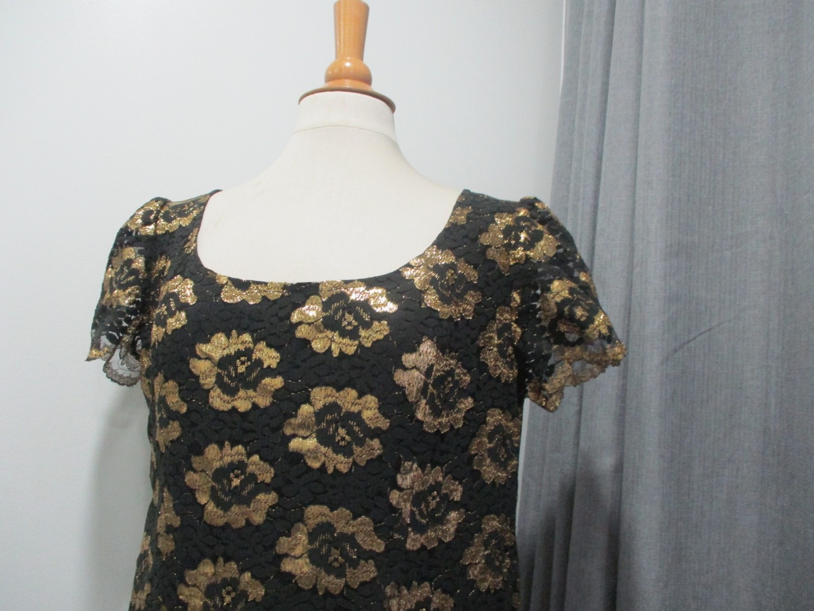 GORGEOUS VINTAGE DRESS 100% POLYESTER IN FLORAL LACE PRINT BLACK & GOLD X-LARGE!