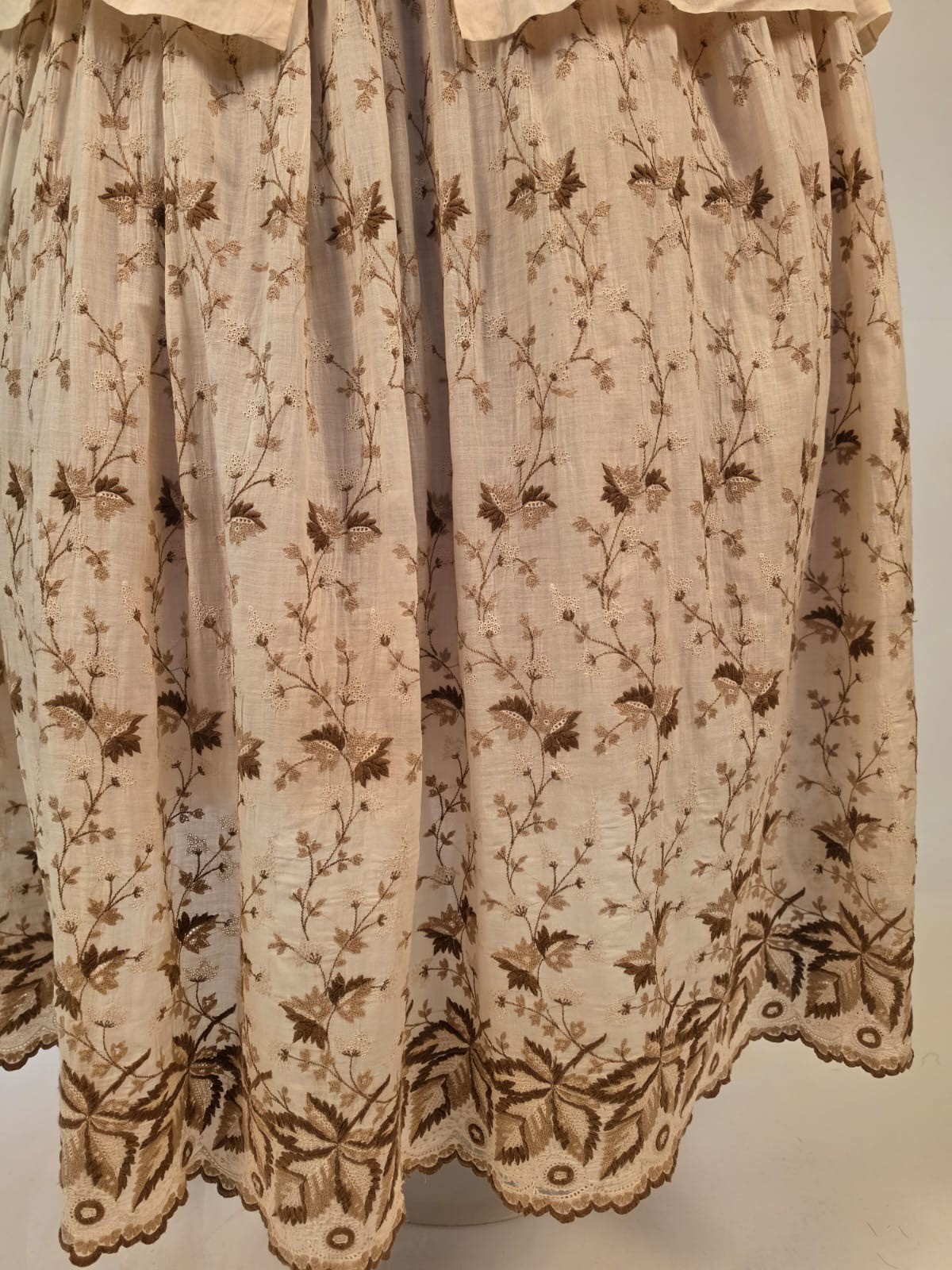 VICTORIAN 19TH C 2 PC RICH FLORAL EMBROIDERED COTTON BUSTLE DRESS W PUFF SLEEVES
