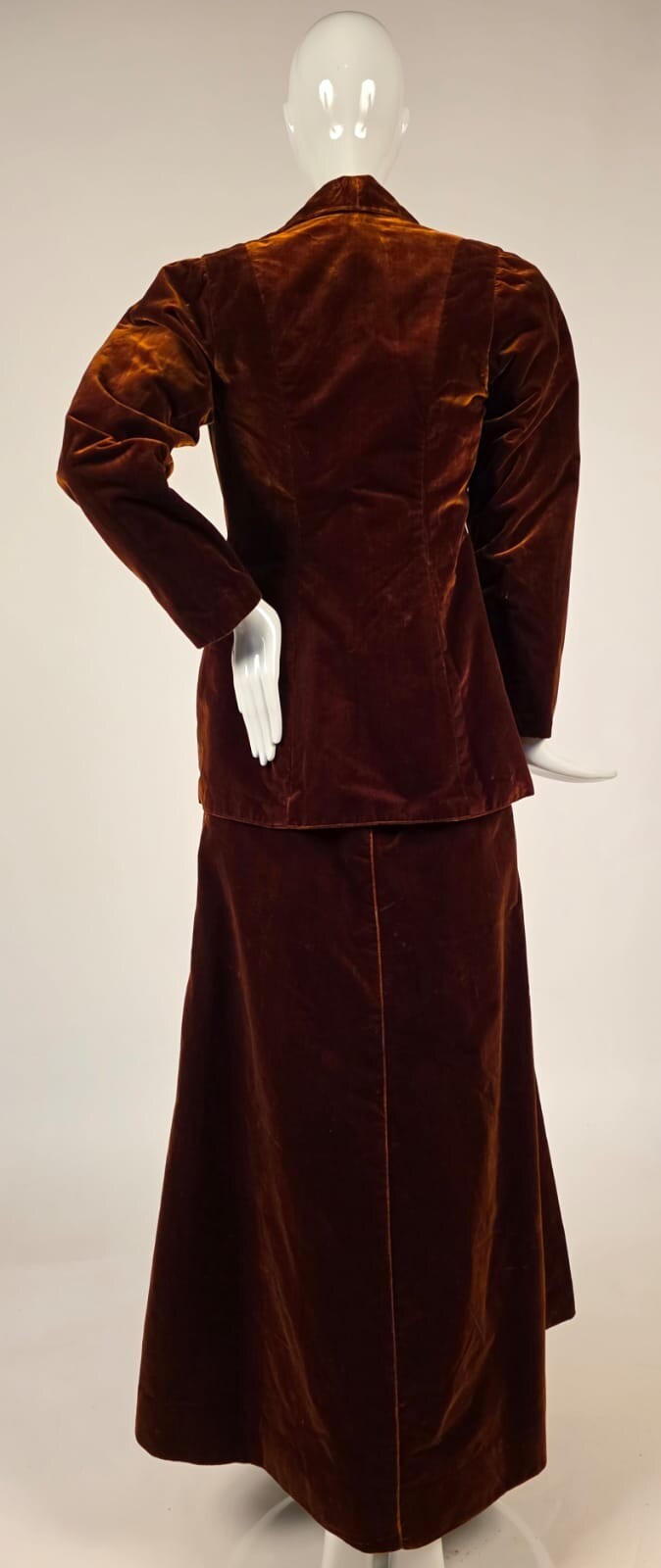 EXCEPTIONAL EDWARDIAN 2 PC HIGH SHINE GOLDEN BROWN SILK VELVET WALKING SUIT