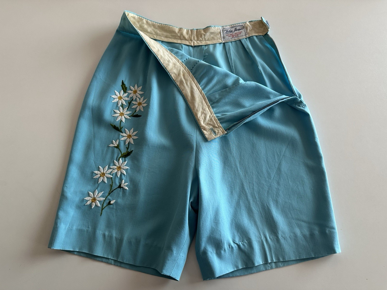 1940s Embroidered Daisy Floral Side Zip Shorts Helen Harper Rayon Resort VTG