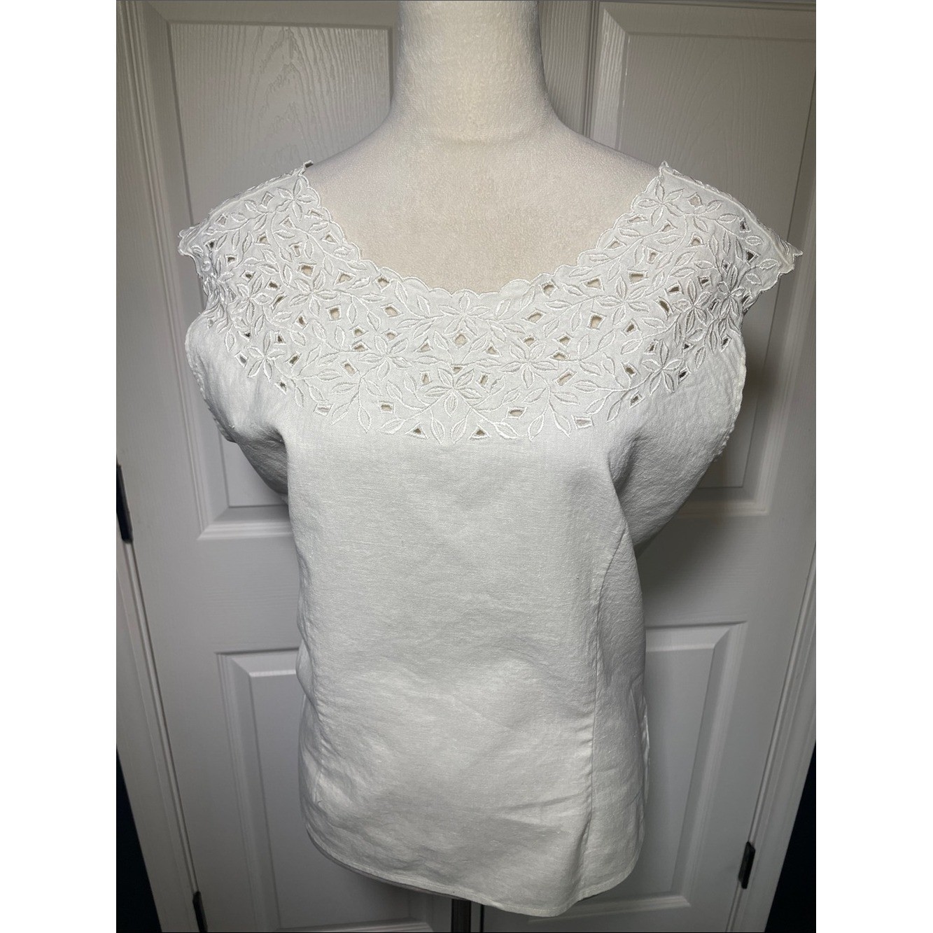 Vintage Morelle Off White Lace Yoke Sleeveless Button Back Linen Cotton Blouse