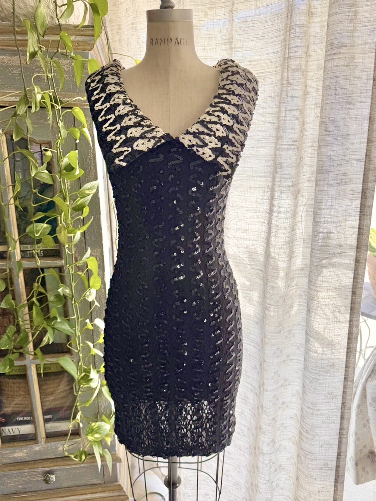Vintage 80&rsquo;s a la Carte Black ZigZag Sequin Dress Collared Size M Stretchy Lace