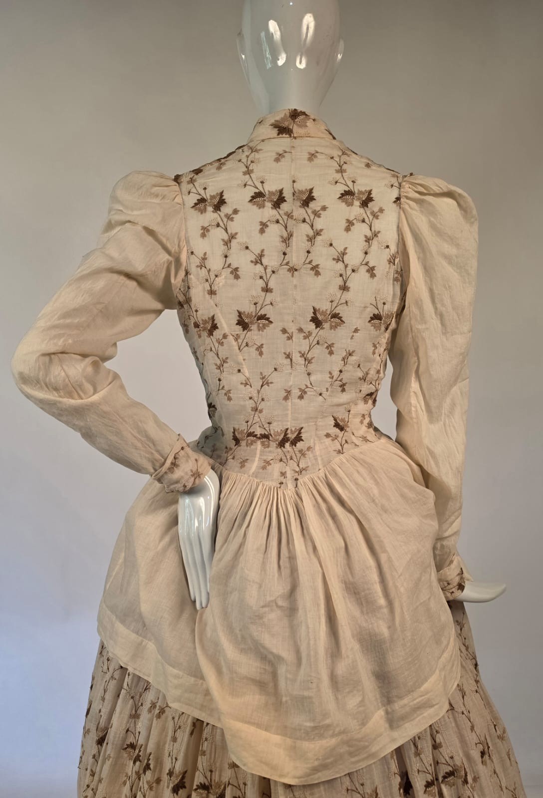 VICTORIAN 19TH C 2 PC RICH FLORAL EMBROIDERED COTTON BUSTLE DRESS W PUFF SLEEVES
