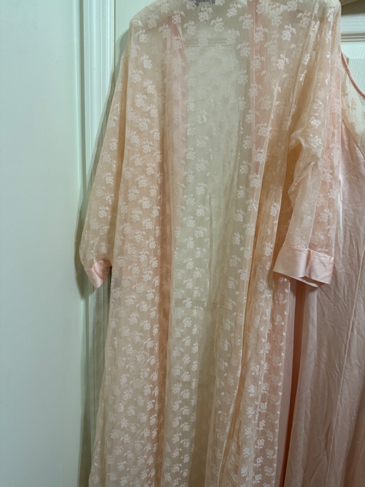 Vintage Lord and Taylor gorgeous peach nightgown and robe set size medium