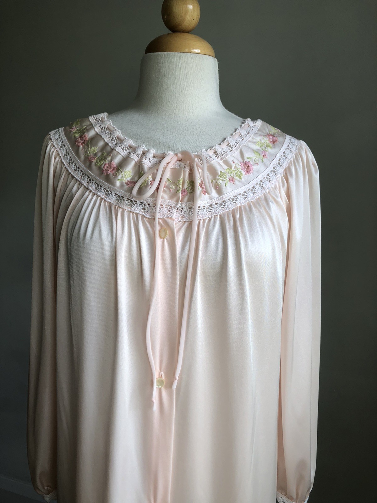 GORGEOUS VTG LORRAINE Light Peach Nylon Floral Embroidered Button-up Nightgown S
