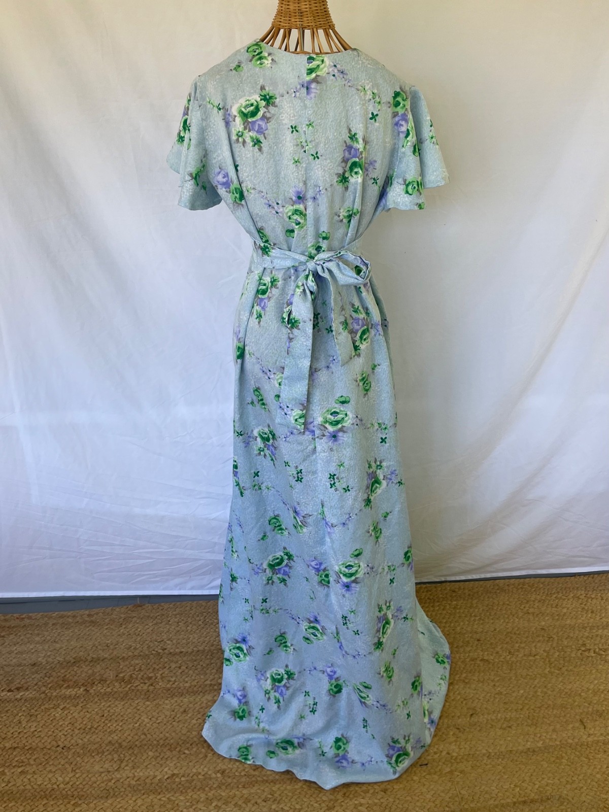 Lovely flowing vintage 70s floral maxi tea dress