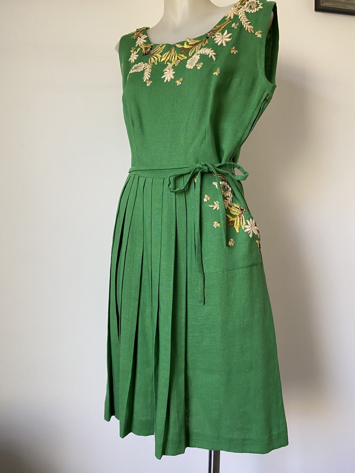 50,sFab Emerald Linen Pleat Dress With Embr Bodice And Pocket. Belted.36”B.30”W