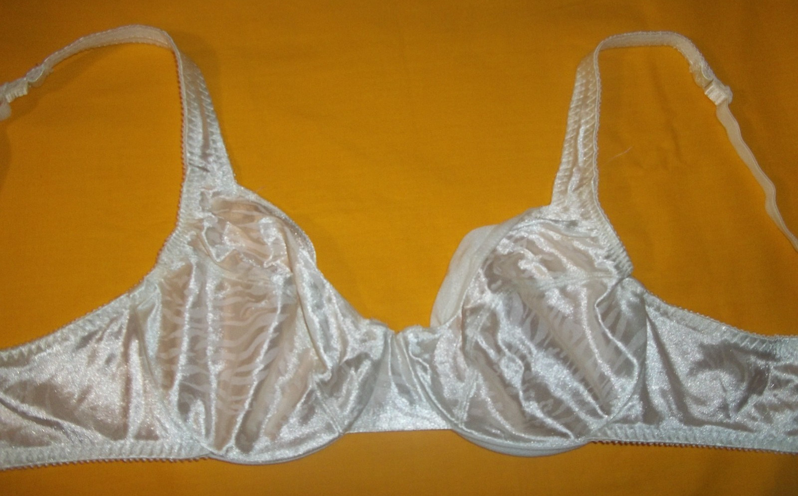 Vassarette 75-440 Shiny Second Skin Liquid Satin Animal Print UW Bra 34C 75440