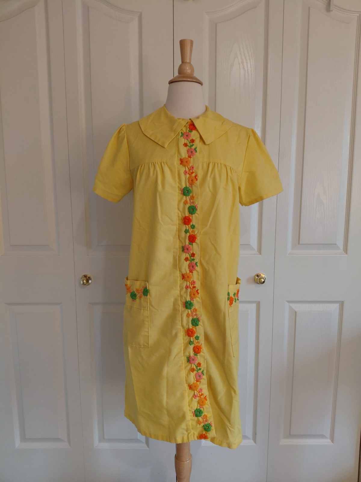Vintage 1970s Yellow Cotton House Dress Bright Flower Embroidered Size Large