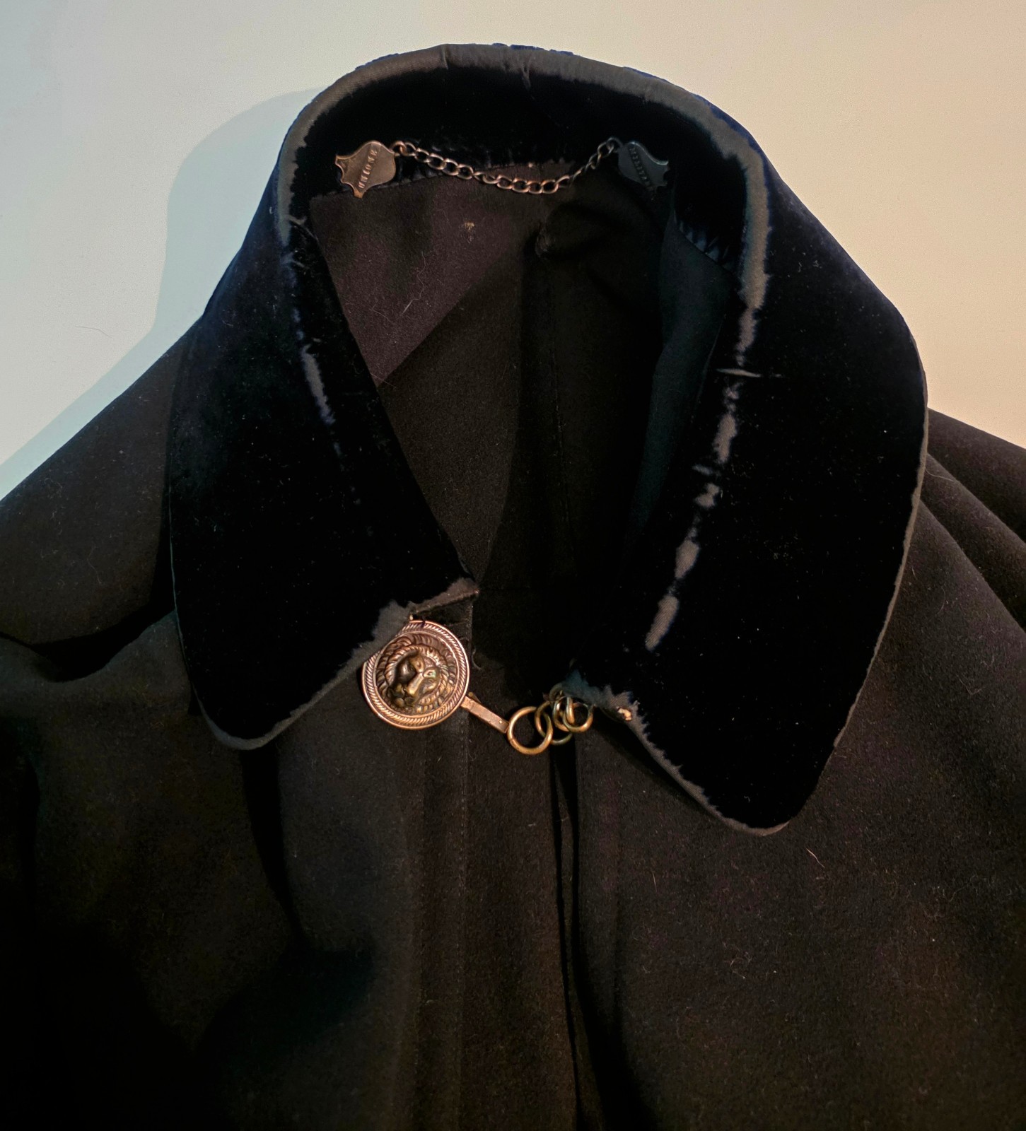 Antique Edwardian Black Wool Cape Cloak 48&Prime; L Velvet Collar Lions Head Clasps