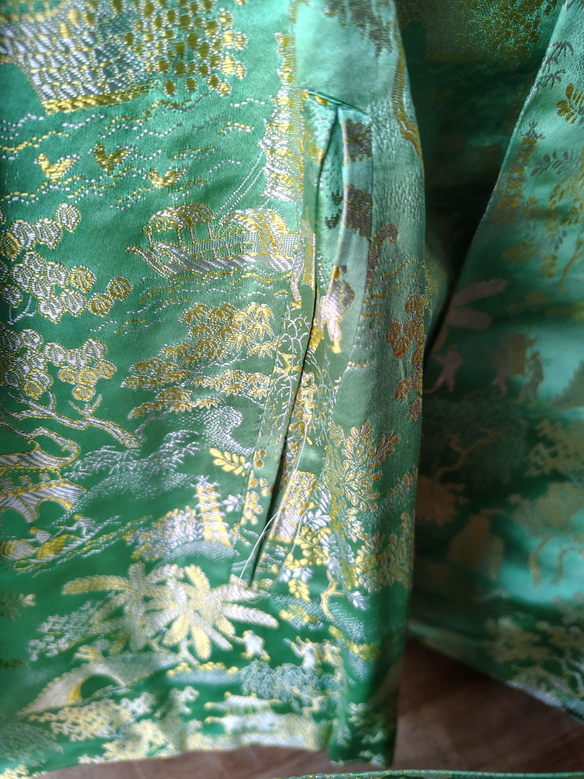 1950&rsquo;S LADIES GREEN SILK BROCADE JACKET AND MATCHING DRAWSTRING HANDBAG YOKOHAMA