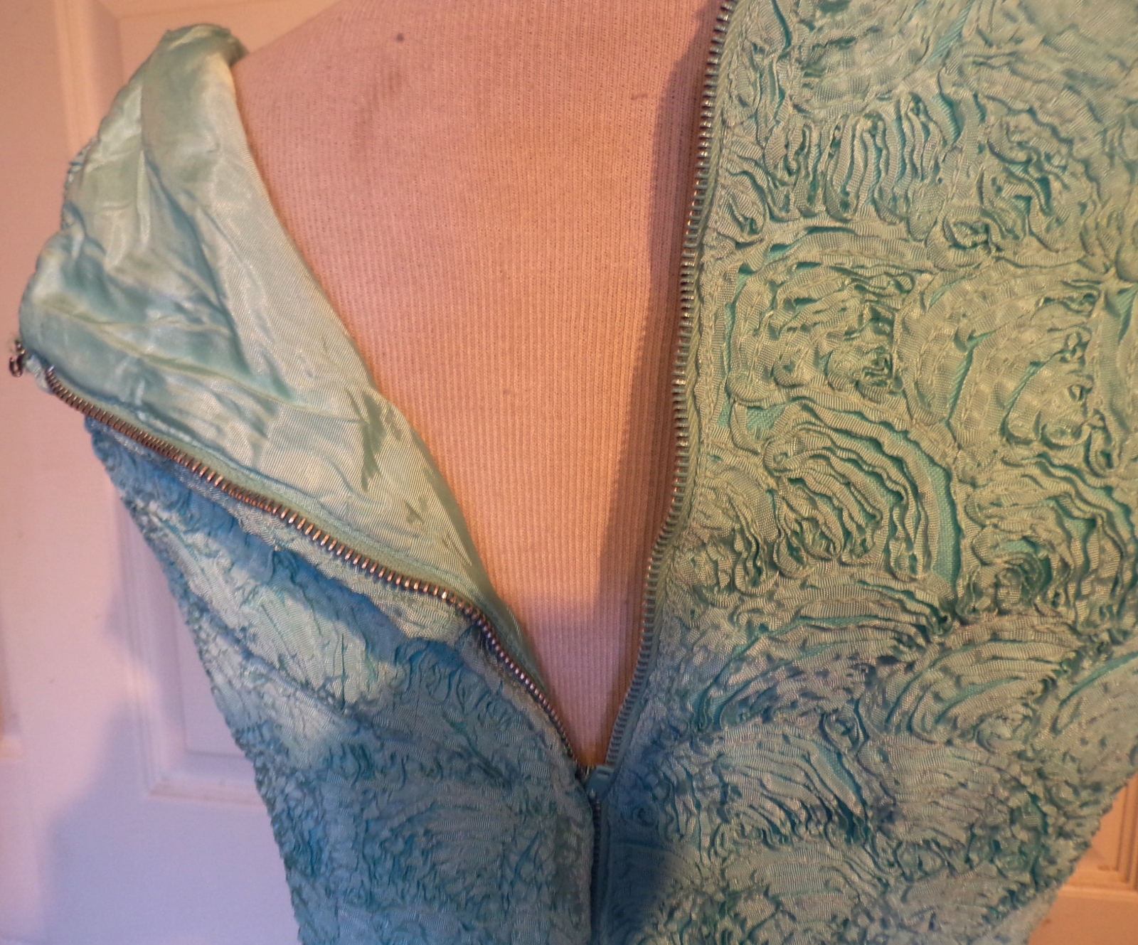Vintage 60s Aqua Blue Sleeveless Dress Ribbon Art Bodice B34