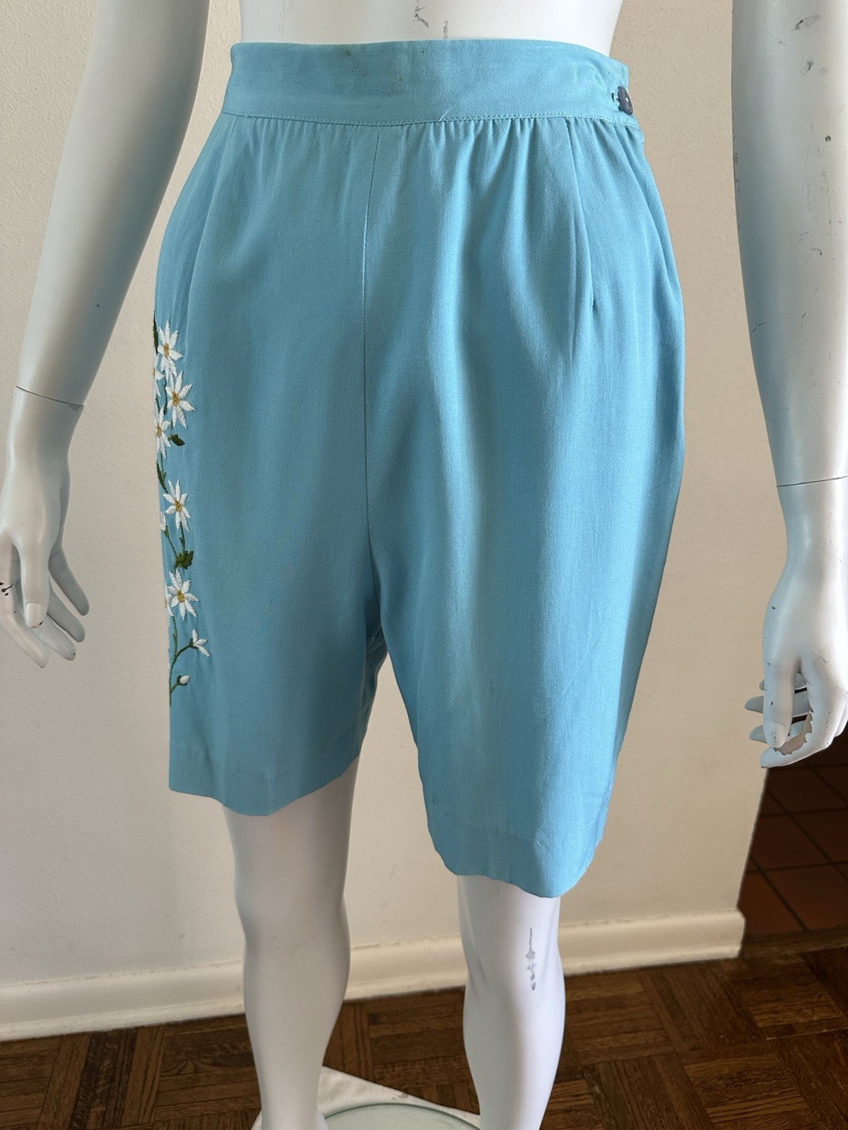 1940s Embroidered Daisy Floral Side Zip Shorts Helen Harper Rayon Resort VTG