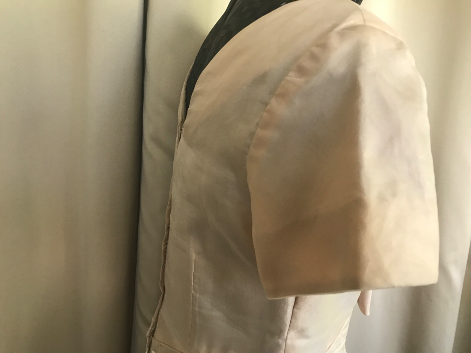 Vintage « Union » made with silk & taffeta flowerly embroidered ivory/peach dress