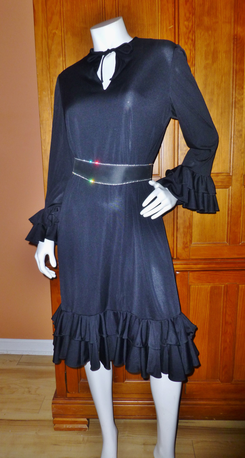 BARON PETERS Vtg 70s 80s Silky Jersey knit Ruffles Key Hole Cocktail Party DRESS