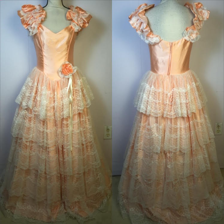 Vtg 1980s Flirtations Prom Gown Dress (Chest 35&Prime;, Waist 30&Prime;) Peach Satin Lace