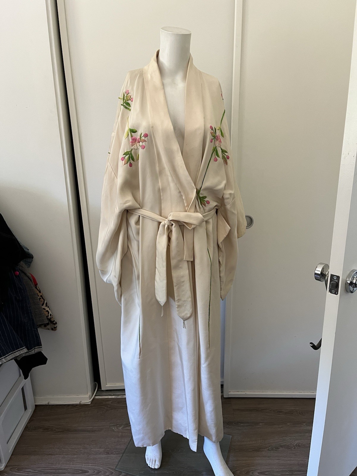 Excellent Vintage Silk Embroidered ROBE COAT M Rare