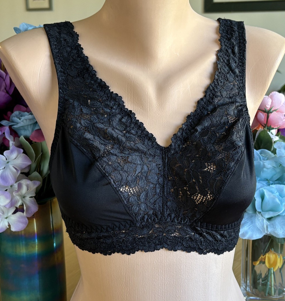 BREEZIES Size Medium Black Lace Detail Molded Cup Wire Free Bralette #A307831