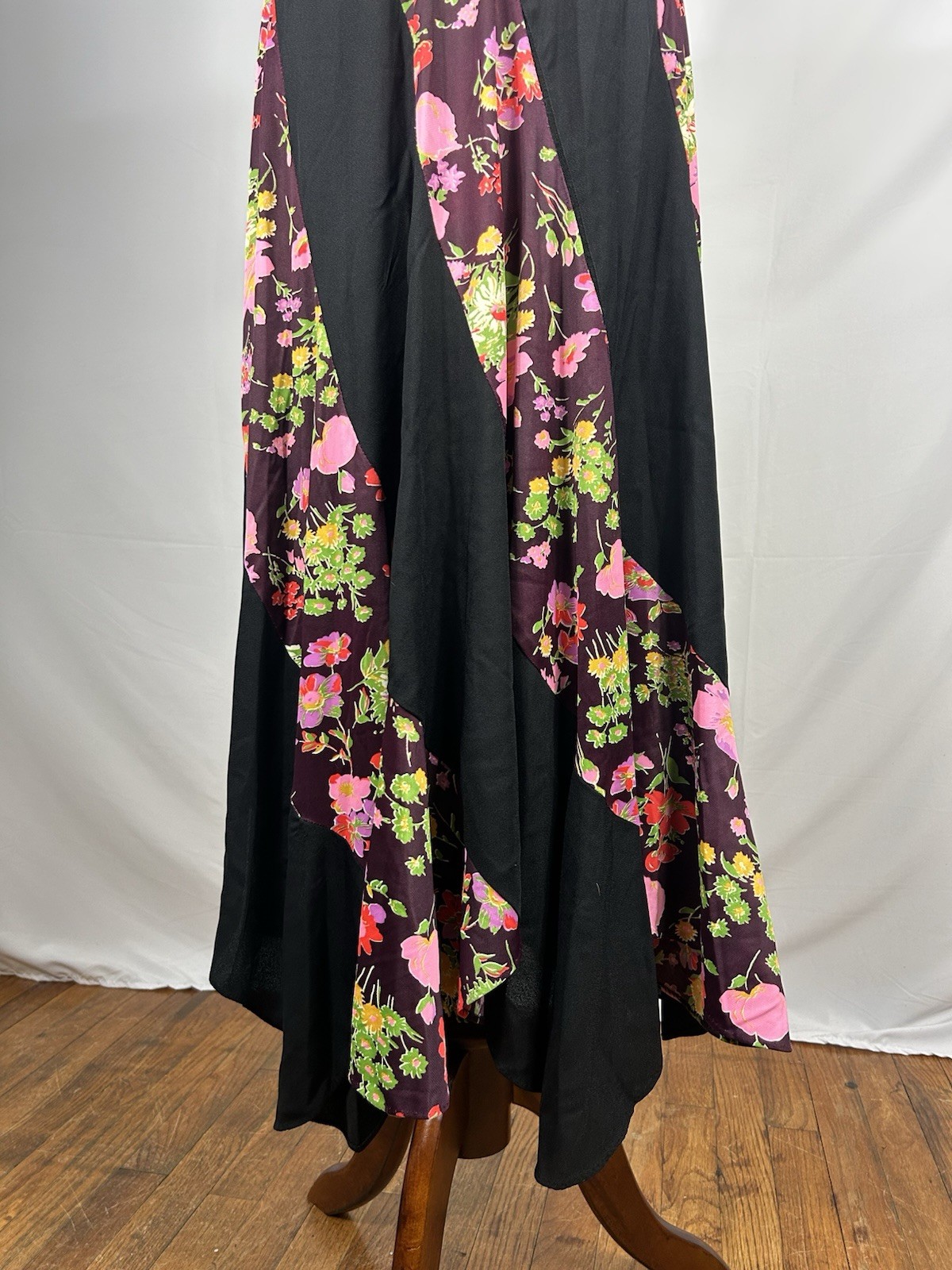 Vintage 70s Pinwheel Floral Two Piece Halter Top Maxi Skirt Set XS/S Mod GoGo