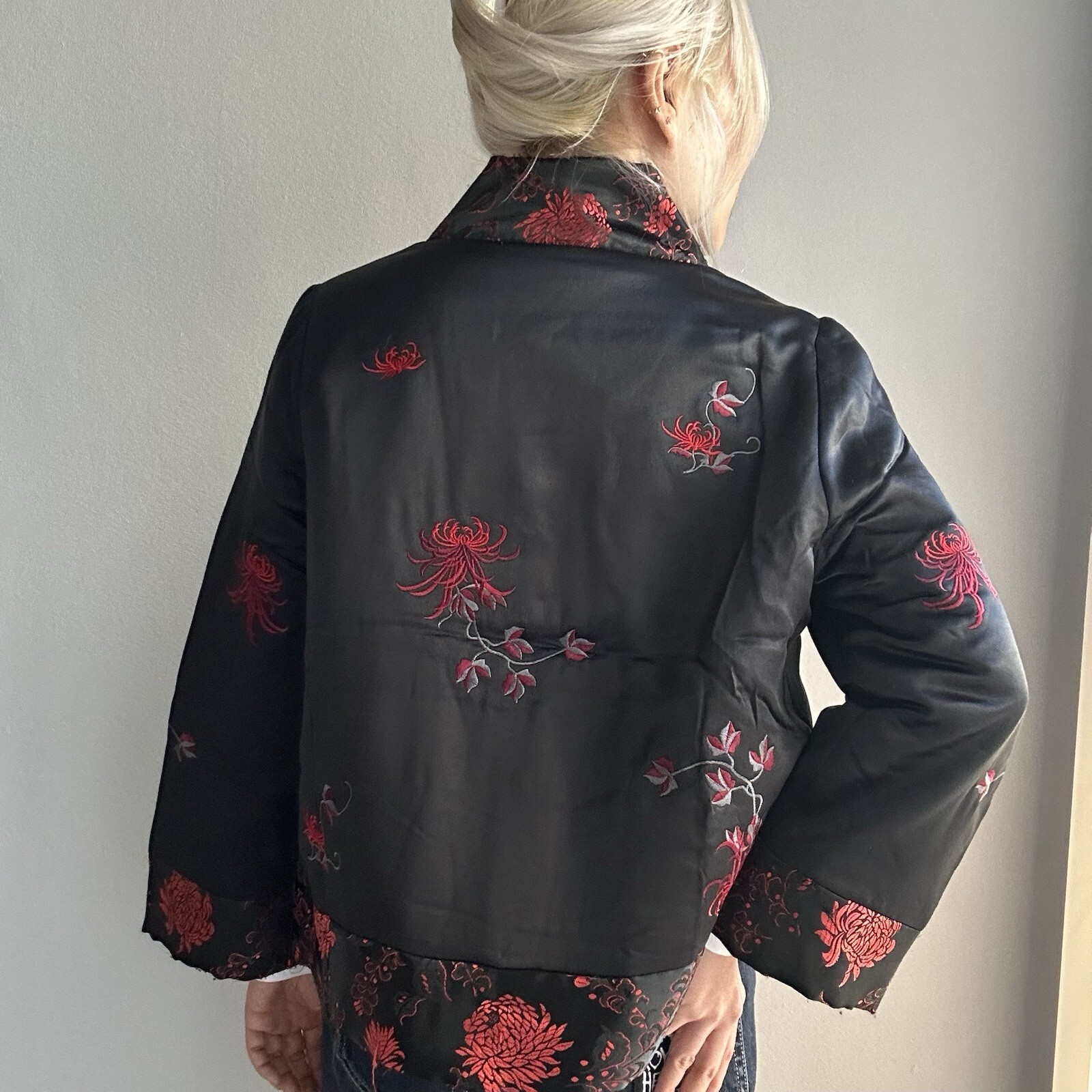 Vintage Oriental 100% Silk Hand Embroidered Jacket w/ Double Frog Buttons Collar