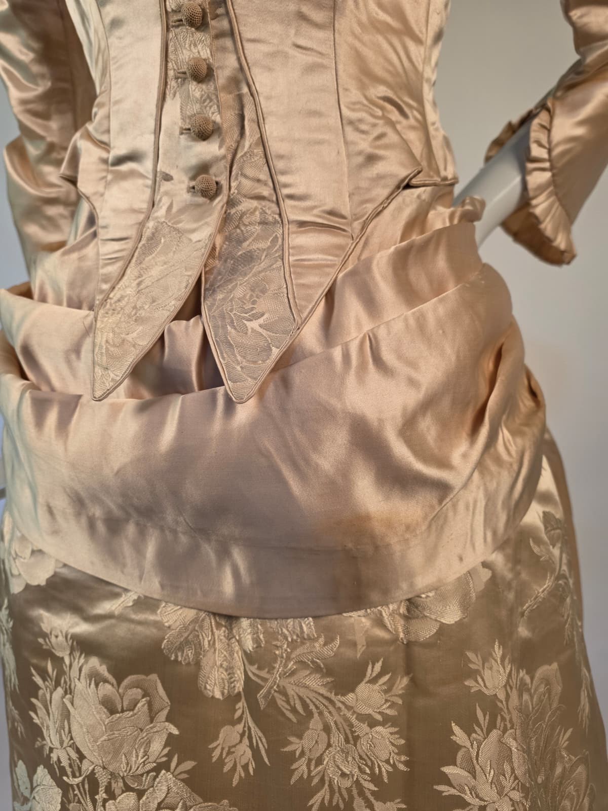 VICTORIAN 1880’S 2 PC ROSE PATTERN SILK BROCADE BUSTLE WEDDING DRESS W TRAIN