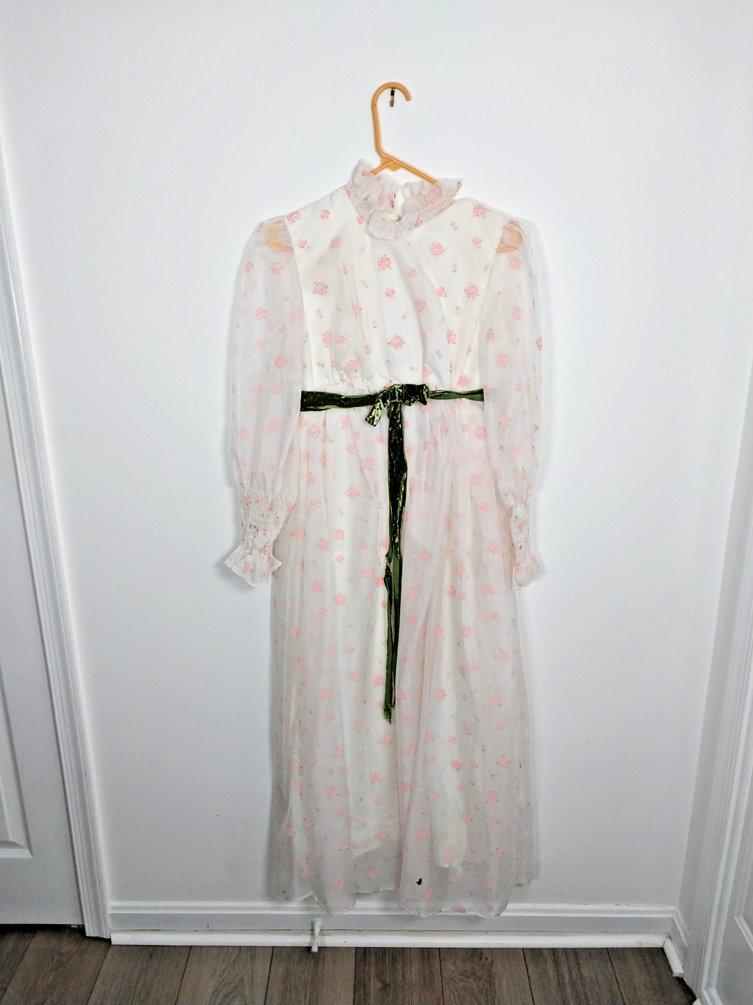 Vtg 70&rsquo;s Prom Dress White w/ Pink Flocked Roses Green Velvet Belt High Waist