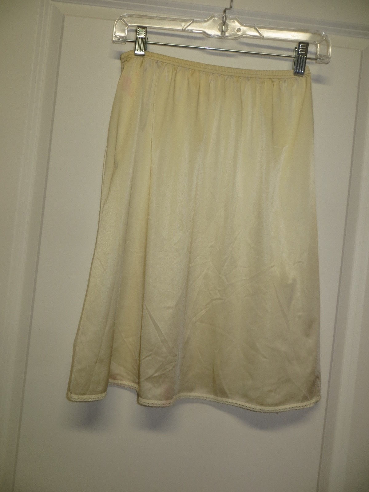 Vintage Vanity Fair Half Slip – Off-White Color – Size Medium – 22&Prime; Long