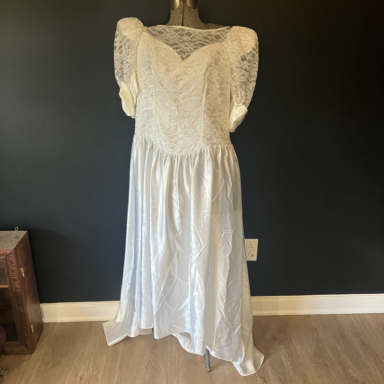 Vintage 1980s Satin & Lace Wedding Dress with Short Sleeves & Bows size 17 / 18