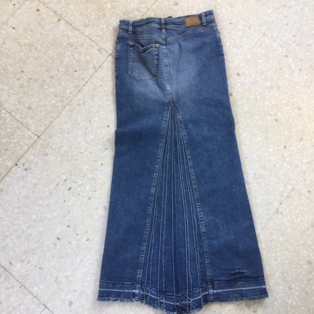 Armani jeans maxi skirt size IT 40 but fits also IT 42. Vintage Price includes