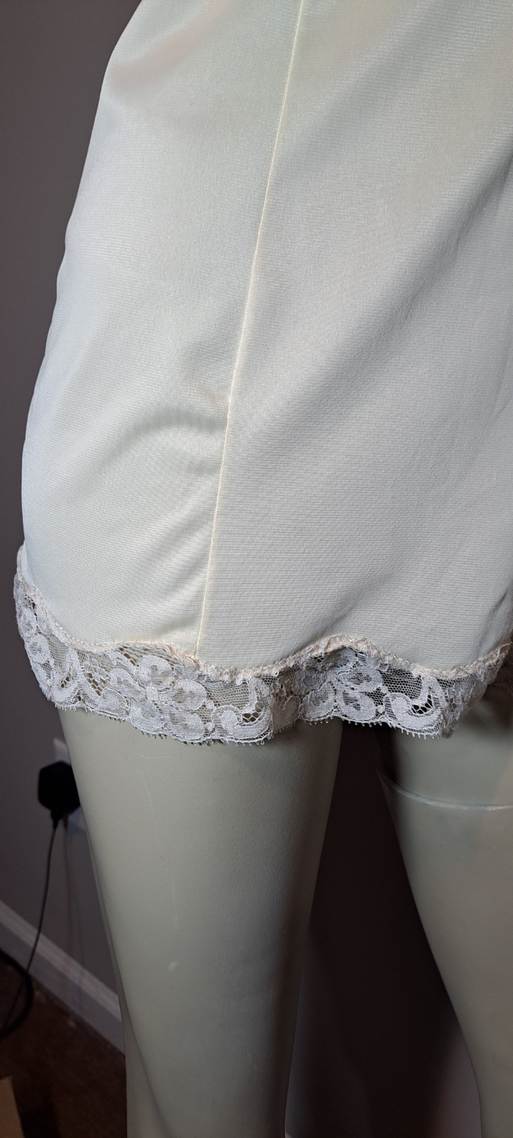 Vtg 60s Itty Bitty Mini Short Full Slip Beige Nylon 34