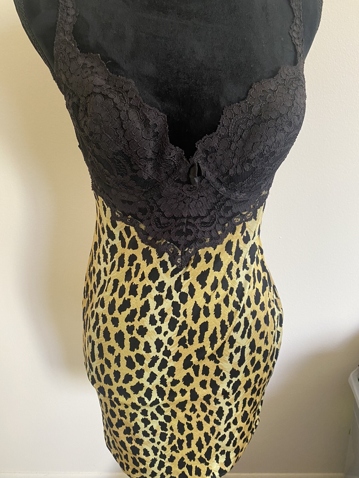 VINTAGE VICTORIA’S SECRET LINGERIE STRETCH FITTED LACIE SIZE 36C