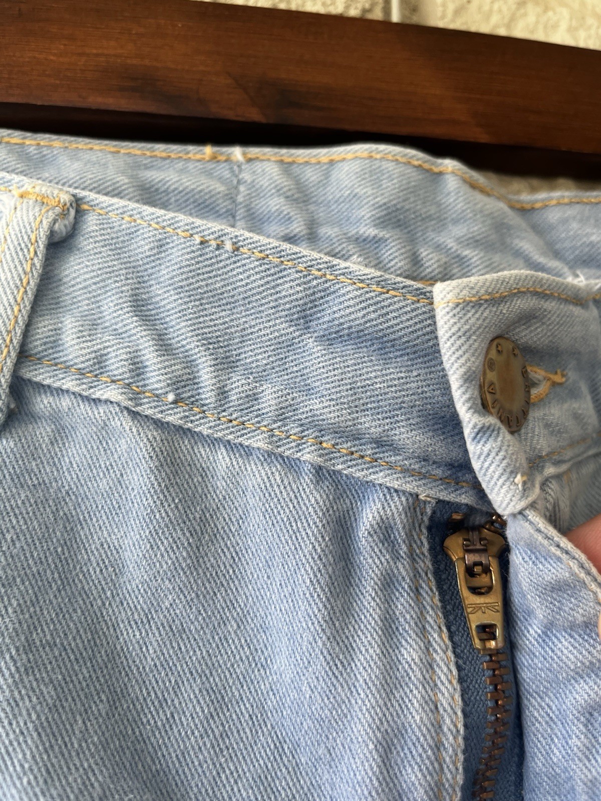Vintage Brittania Lightwash Bell Bottom Rainbow Stitched 1970’s Jeans W: 28