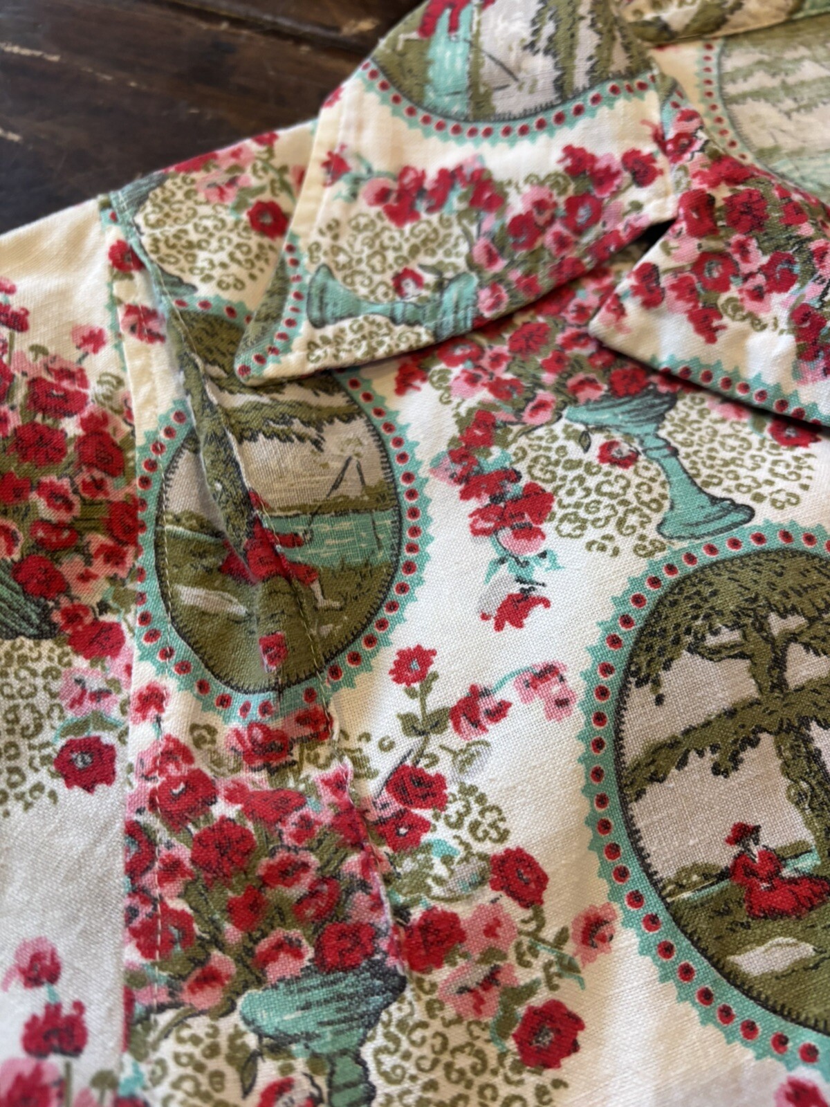 Vintage 1940S Cotton Dagger Collar Smock Mother Of Pearl Buttons Novelty Print