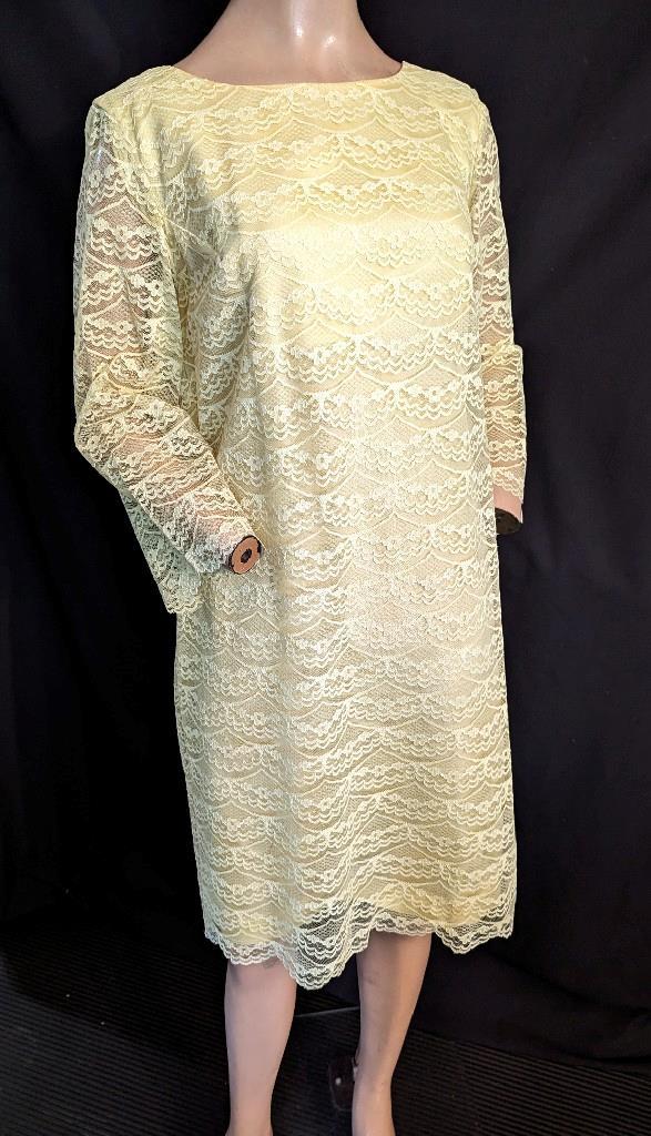 1950&rsquo;s-1960&rsquo;S VINTAGE YELLOW LACE LINED METAL ZIPPER DRESS–38&Prime; BUST