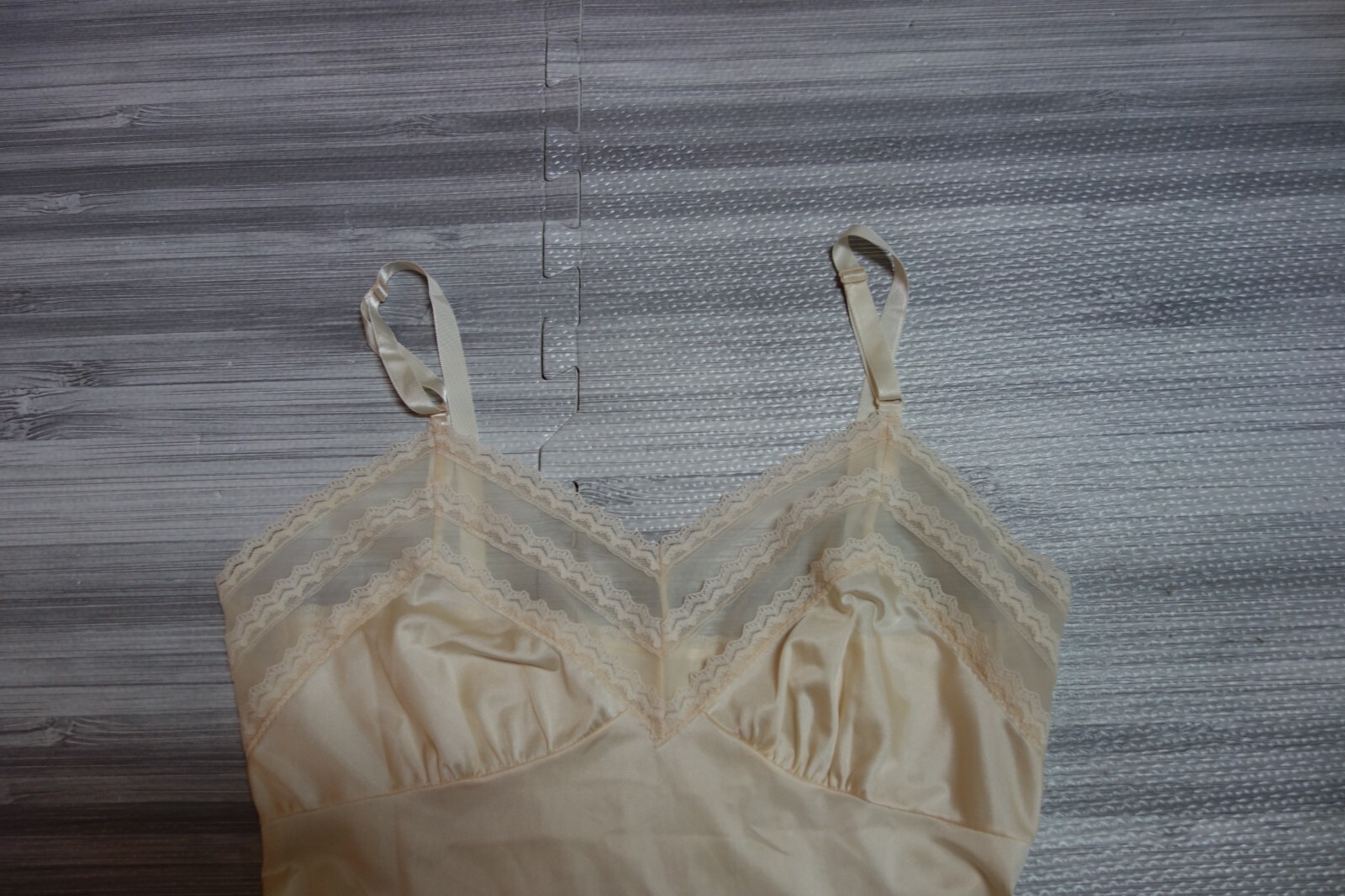 Vtg. Full Slip Size 34 Tag Removed Ivory Pretty Lace Bodice & Hem Excellent
