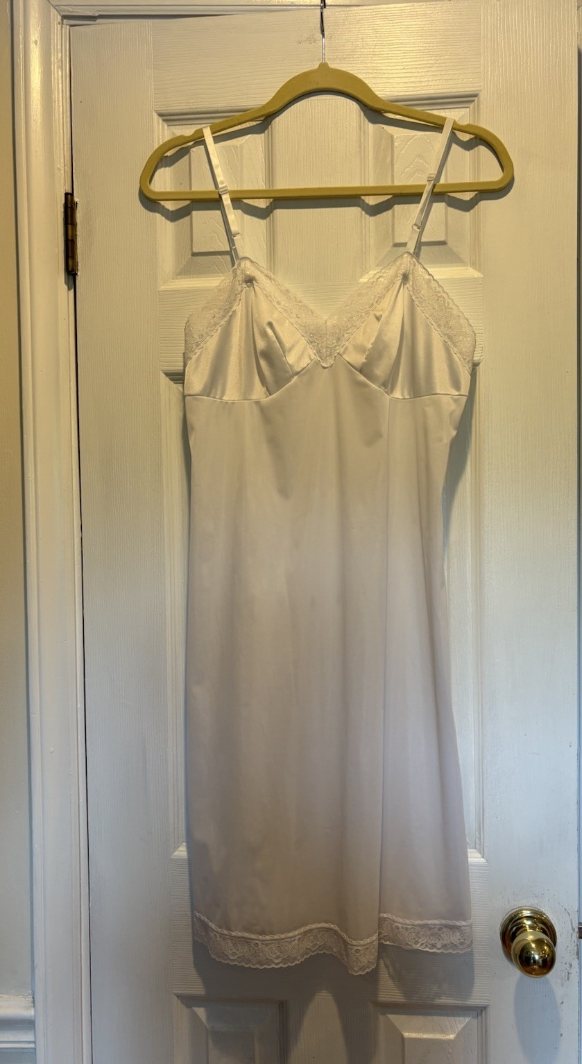 Vintage Vanity Fair White Full Slip Size 34 22&Prime; Style 10-103 Coquette Lingerie