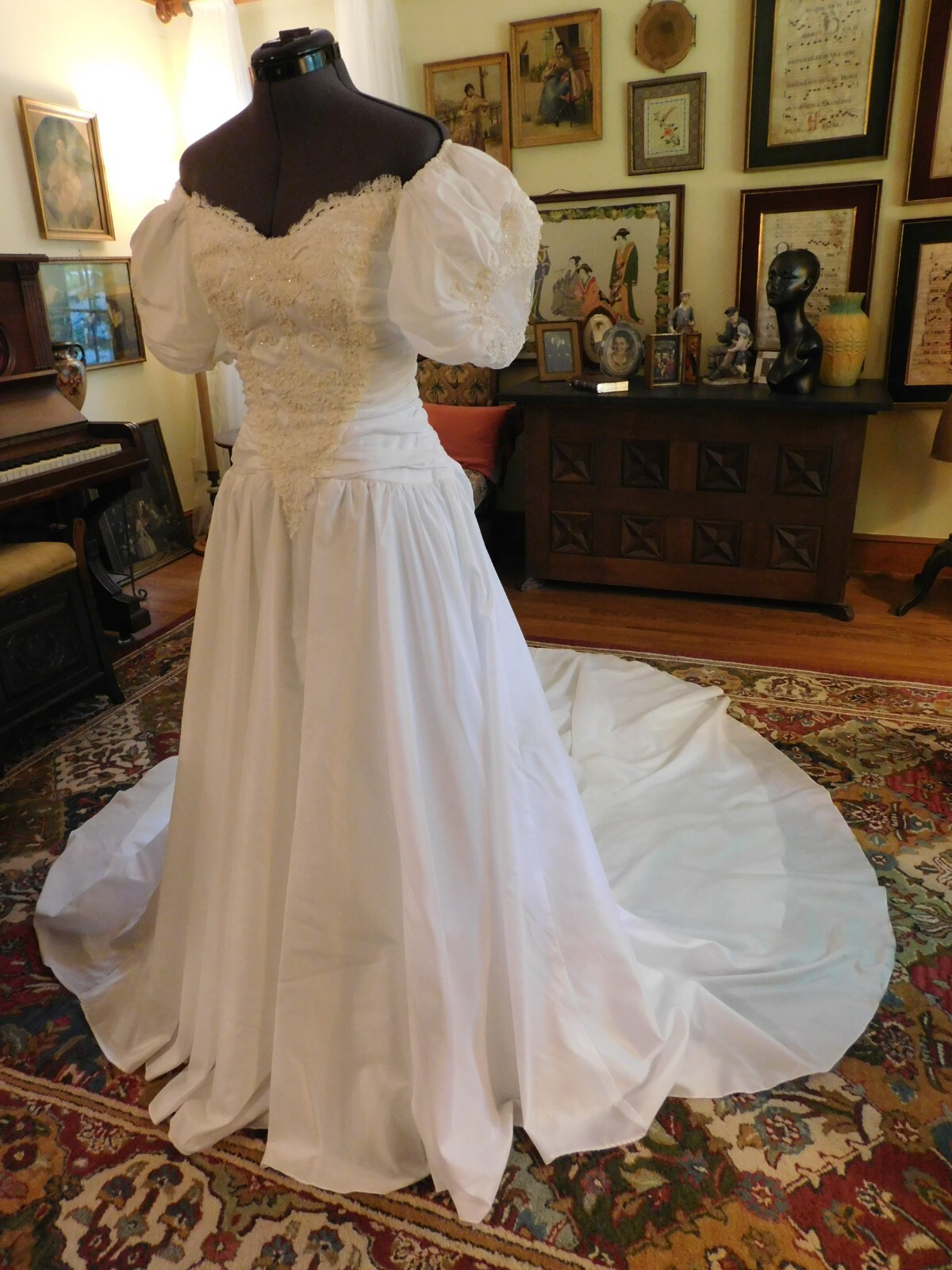 GORGEOUS OFF- SHOULDER LACE & SATIN VINTAGE SIZE 4-6 GO BY MEASUREMENTS