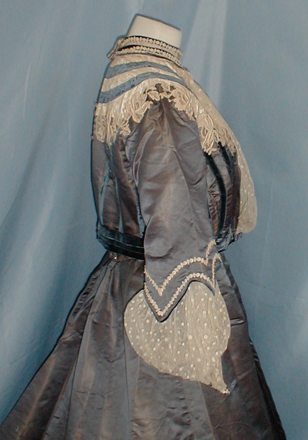 Elegant Antique Evening Dress Victorian 1890 Changeable Green Silk Lace Trim