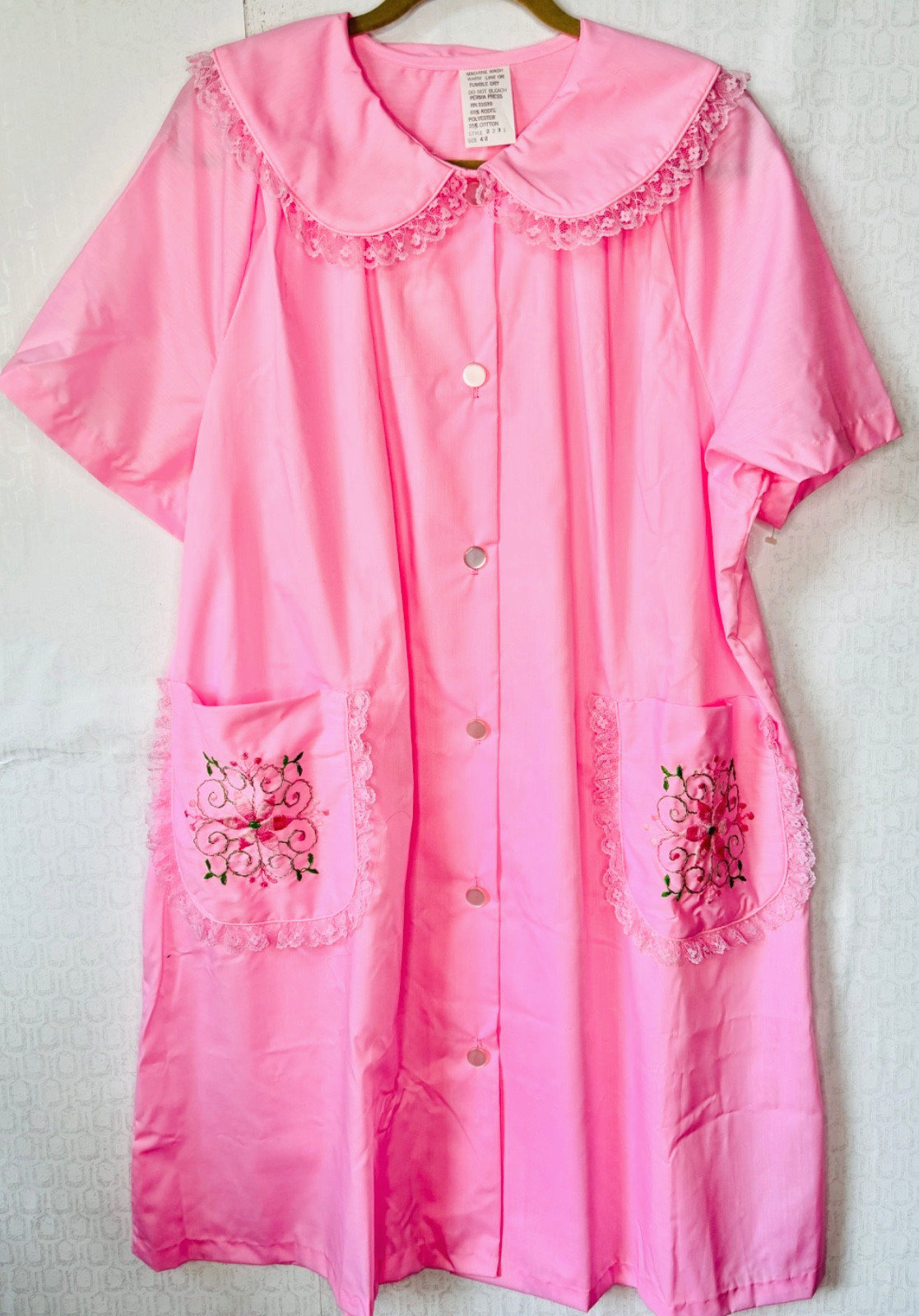 NOS 60&rsquo;S VTG PINK FLORAL EMBROIDERED LACE BUTTON HOUSE COAT ROBE MUMU*42 L/XL