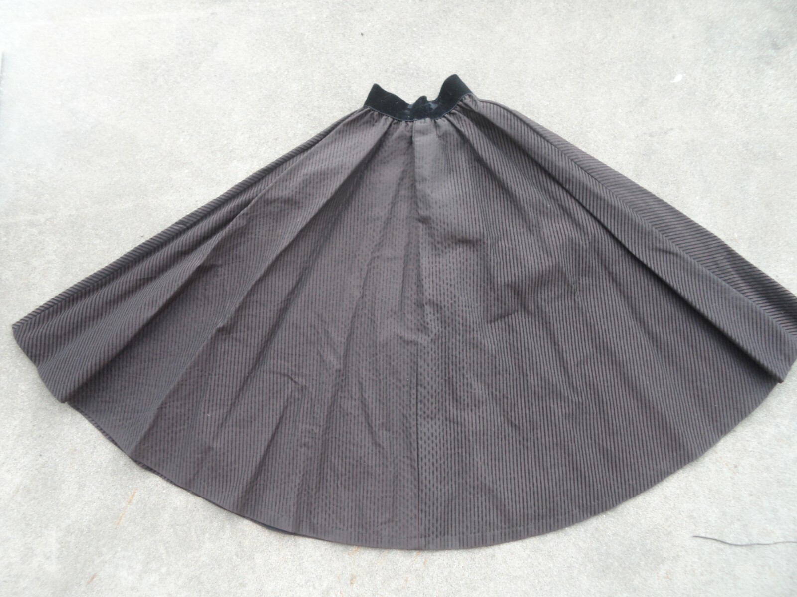 Ilene Ricky Vintage 50&rsquo;s 40&rsquo;s full circle skirt black brown XS velvet stripe