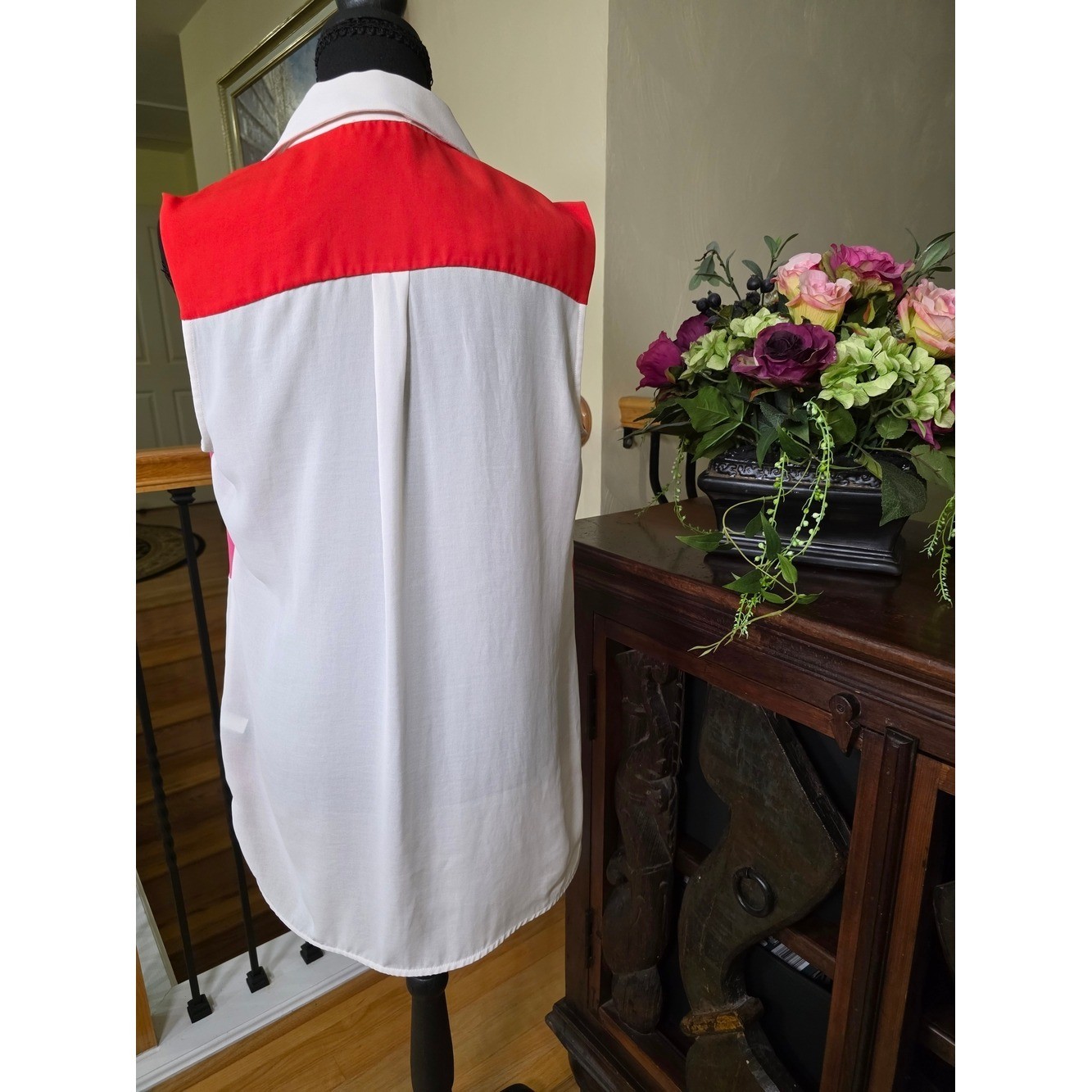 bebe Vintage Colorblock Sleeveless Collared Top – Red, Pink & White Size L