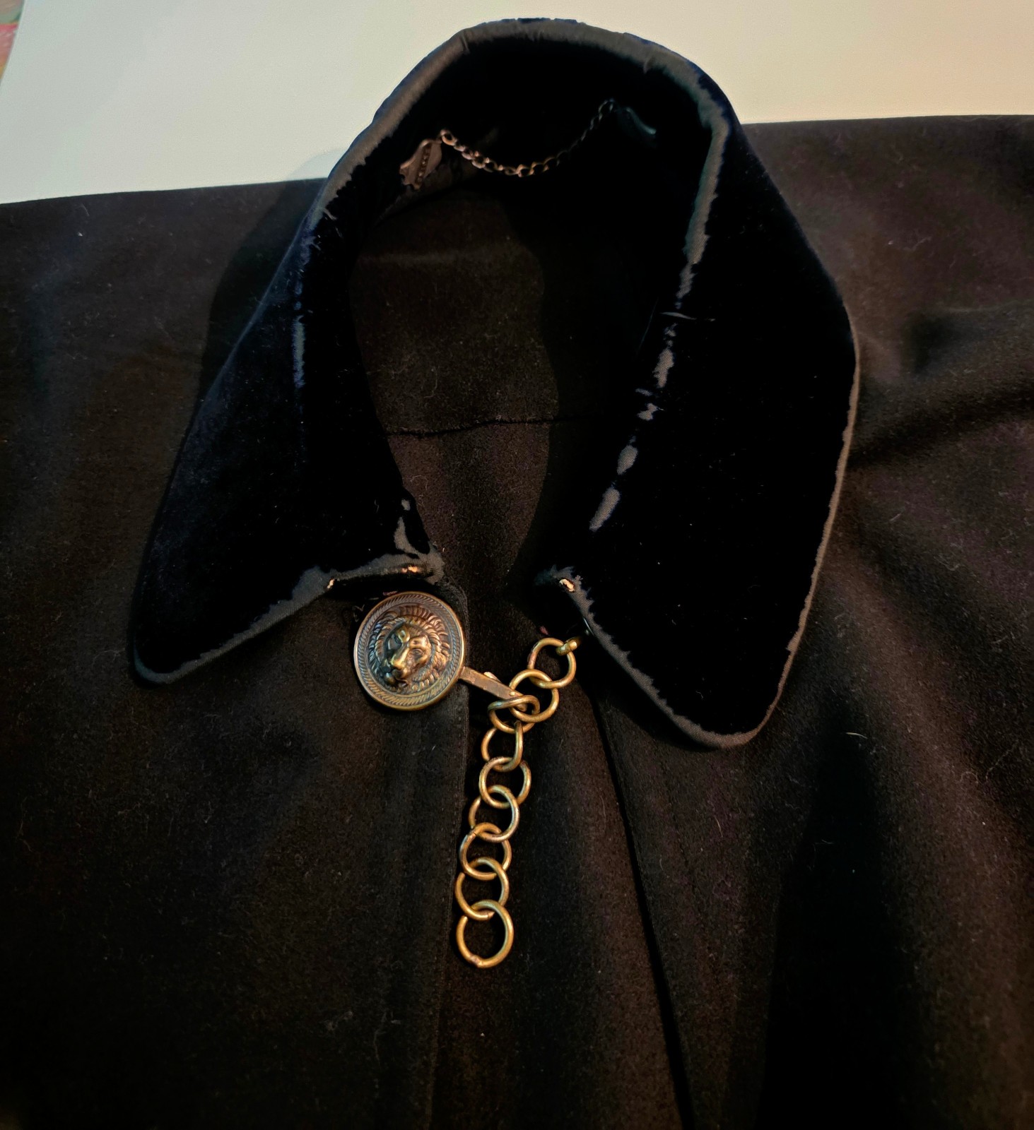 Antique Edwardian Black Wool Cape Cloak 48&Prime; L Velvet Collar Lions Head Clasps
