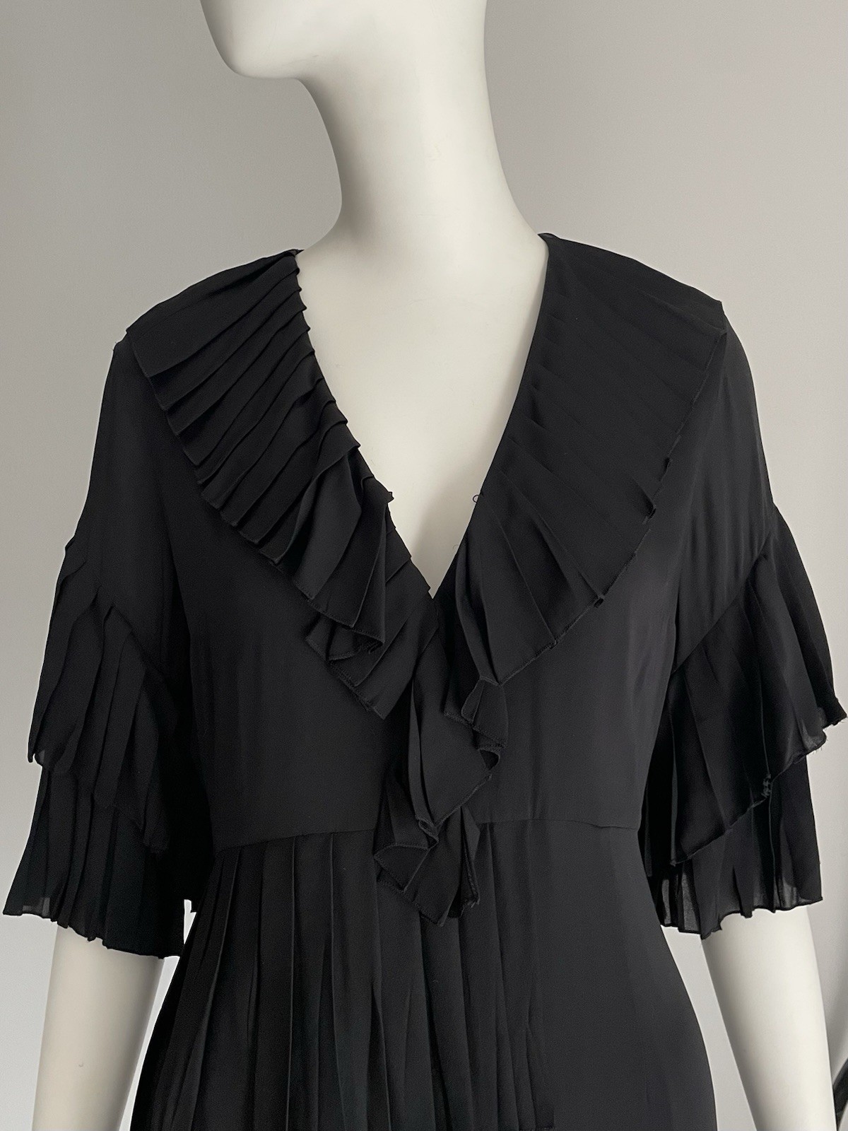 Gucci Fall 2015 Size 42 US 6 Black Silk Pleated Ruffled Dress V Neck Alessandro