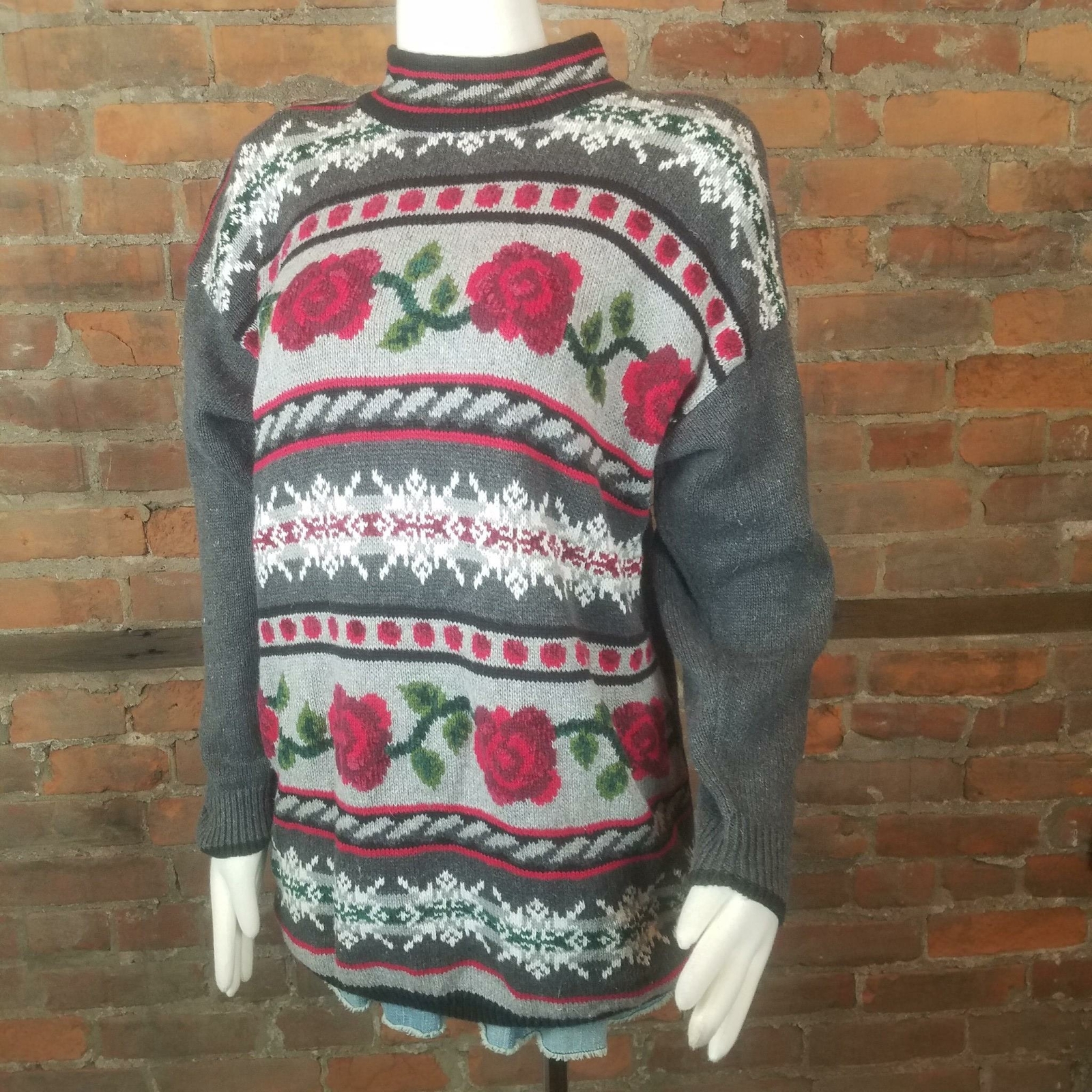 Vintage Women&rsquo;s Tunic Sweater Gray Red White Flowers and Stripes Size 14/16