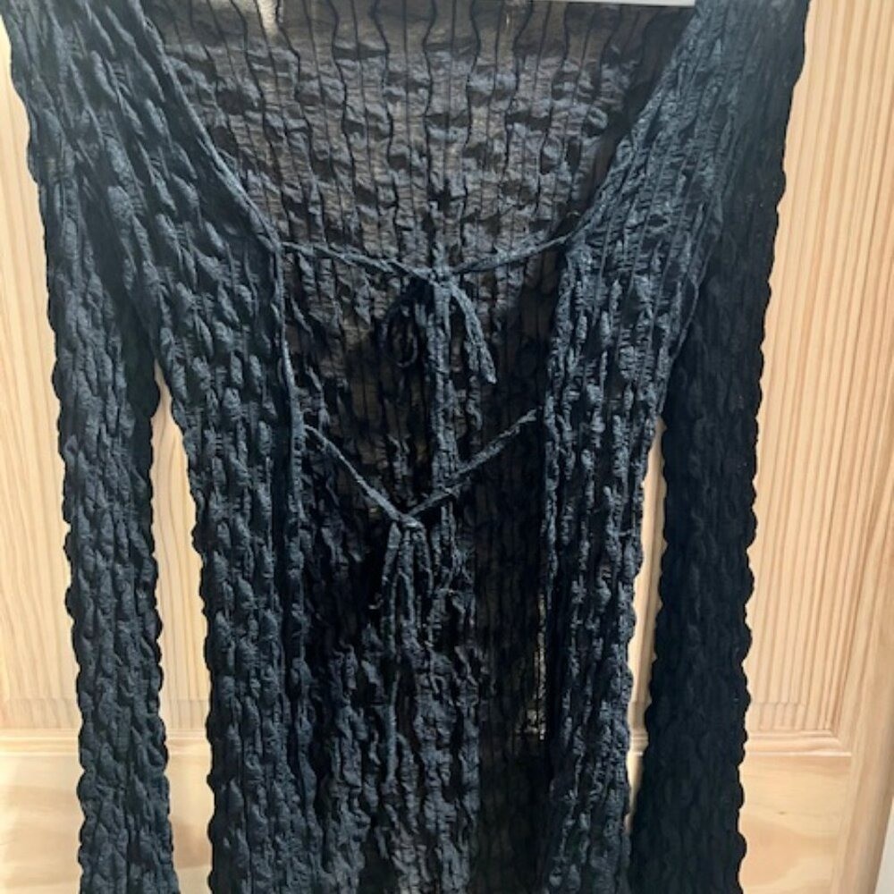 SHEIN black textured tie-front top, « popcorn » or « crinkle » long sleeve V neck L