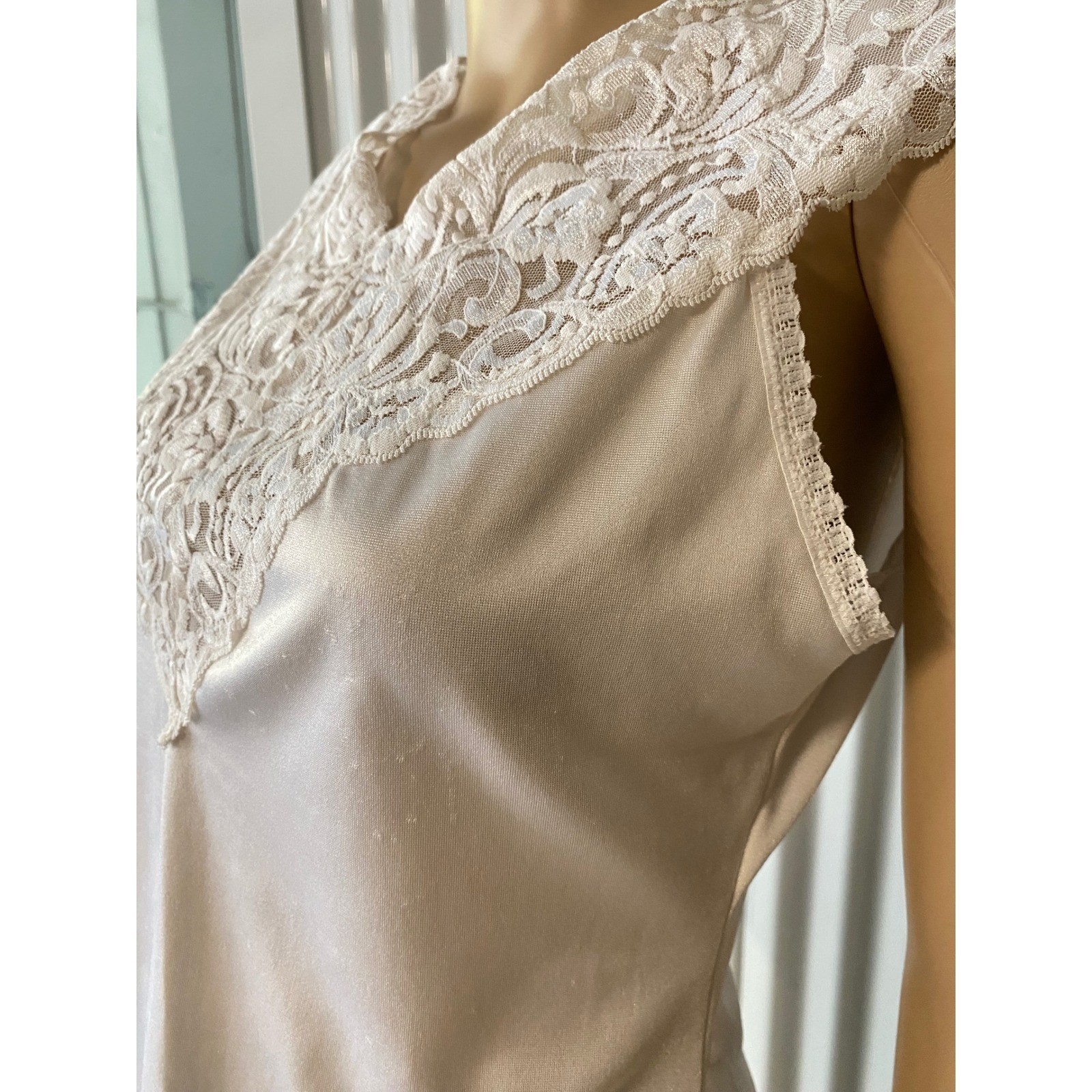 Vanity Fair Vintage White Lace Trim Sleeveless Top Camisole 17-152 Womens Medium